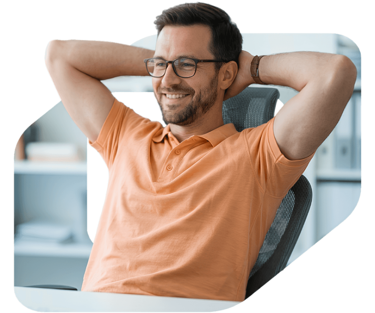 Entspannter IT-Mitarbeiter, nachdem er die Applikationspaketierung mit PackageMyApp.ai automatisiert hat